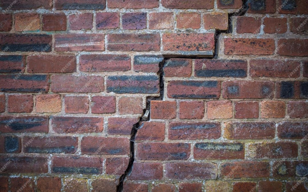 Wall Cracking: Is It Time to Call an Expert?